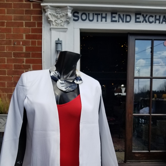 Black and white Acrylic Necklace & Earrings Set with Goldtone findings - Picture 9 of 16